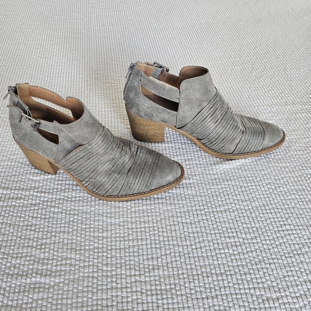 Maurices Gray ankle boots side buckle Size 8